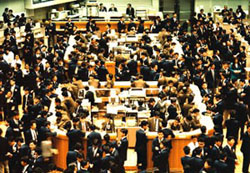 Floor trading at the new stock trading floor (2): Introduction of a system to streamline operations at stock trading floor(November, 1990) Floor trading at the new stock trading floor (2): Introduction of a system to streamline operations at stock trading floor(November, 1990)